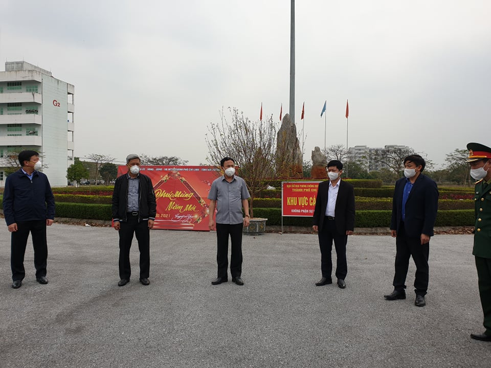 Thứ trưởng Nguyễn Trường Sơn thị sát tại Khu cách ly Trường Đại học Sao đỏ cơ sở 2. (Ảnh: T.G/Vietnam+)