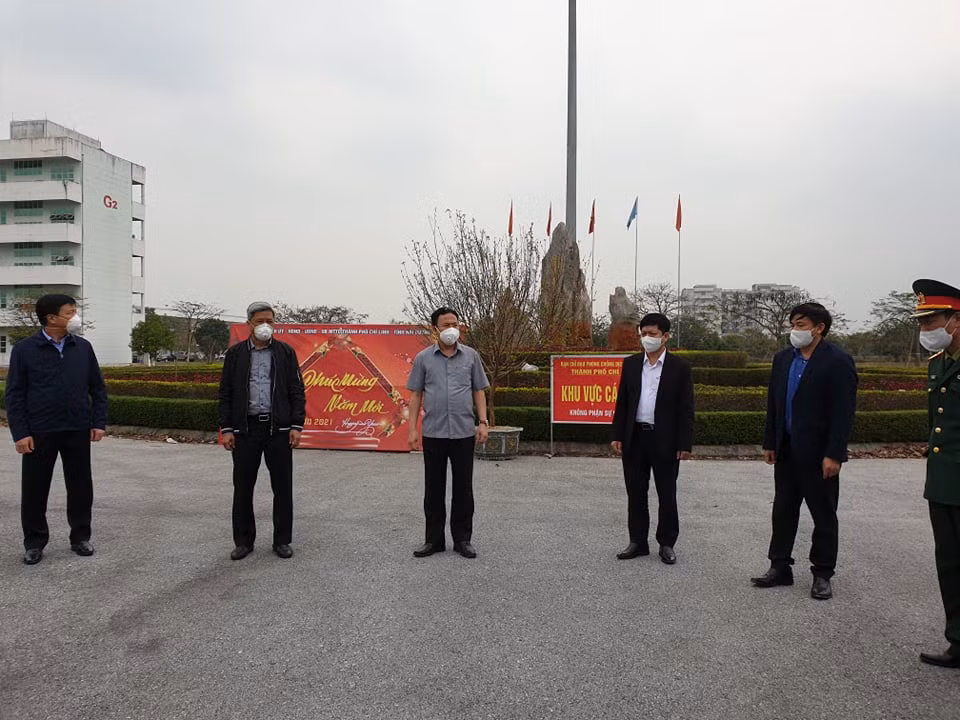 Thứ trưởng Nguyễn Trường Sơn thị sát tại Khu cách ly Trường Đại học Sao đỏ cơ sở 2. (Ảnh: T.G/Vietnam+)