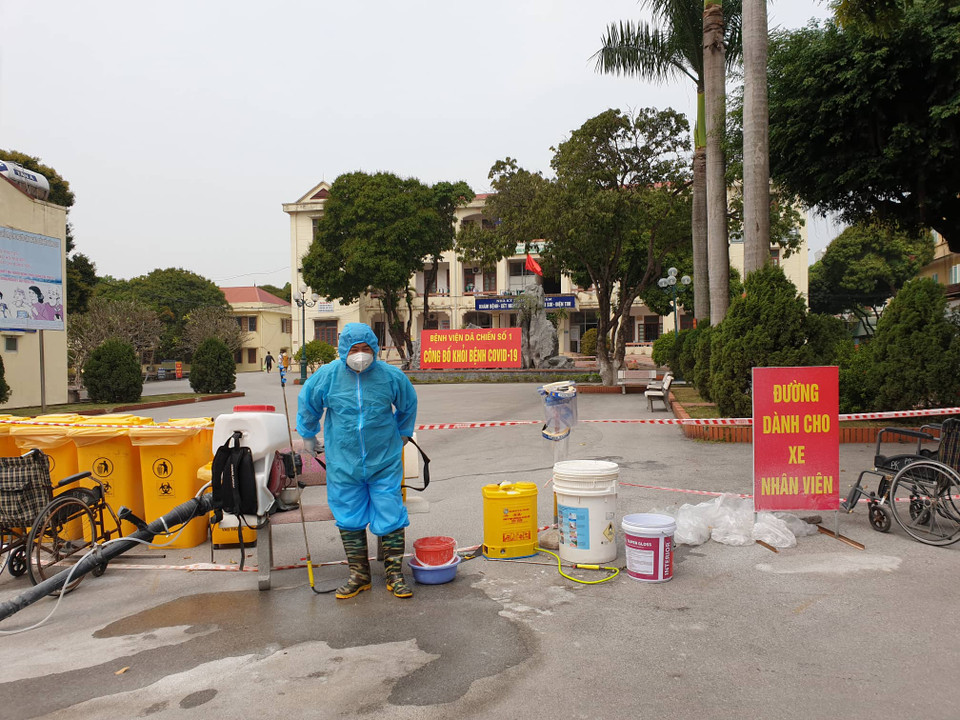 Khu vực bên ngoài Bệnh viện Dã chiến số 1 tại Chí Linh. (Ảnh: T.G/Vietnam+)