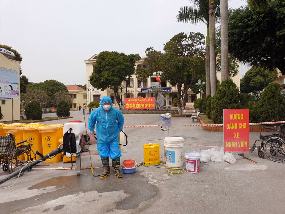Khu vực bên ngoài Bệnh viện Dã chiến số 1 tại Chí Linh. (Ảnh: T.G/Vietnam+)
