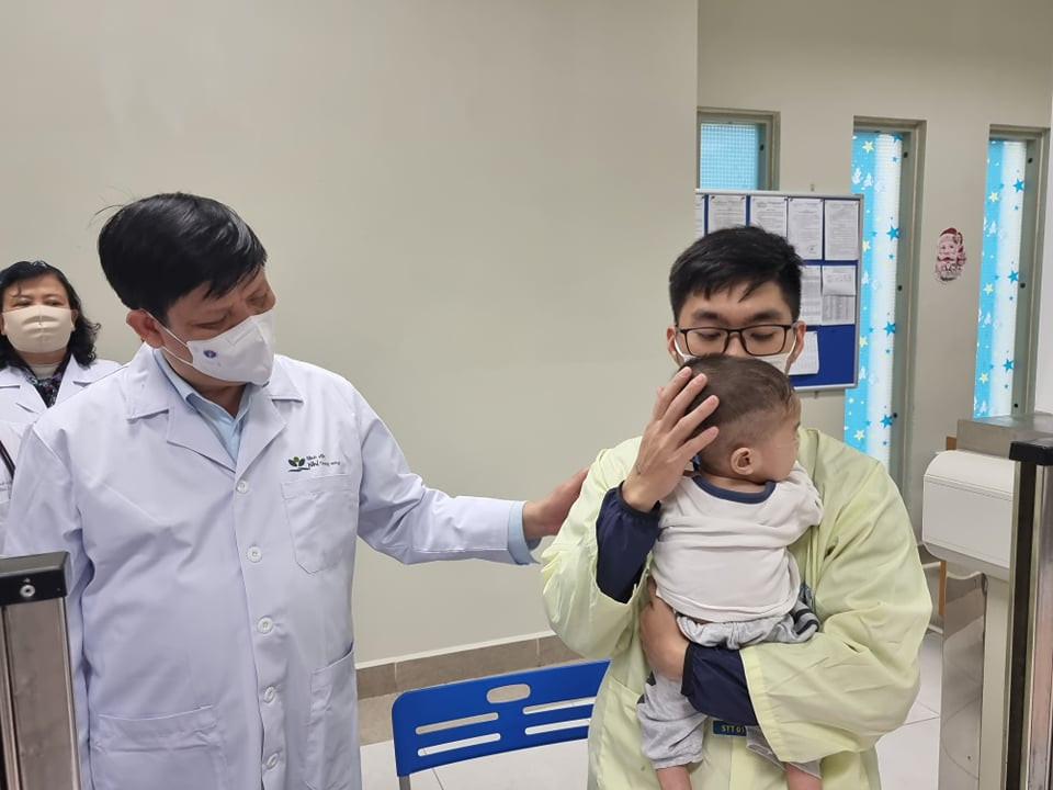 Bộ trưởng Bộ Y tế thăm hỏi sức khoẻ bệnh nhi tại Bệnh viện Nhi Trung ương. (Ảnh: T.G/Vietnam+)