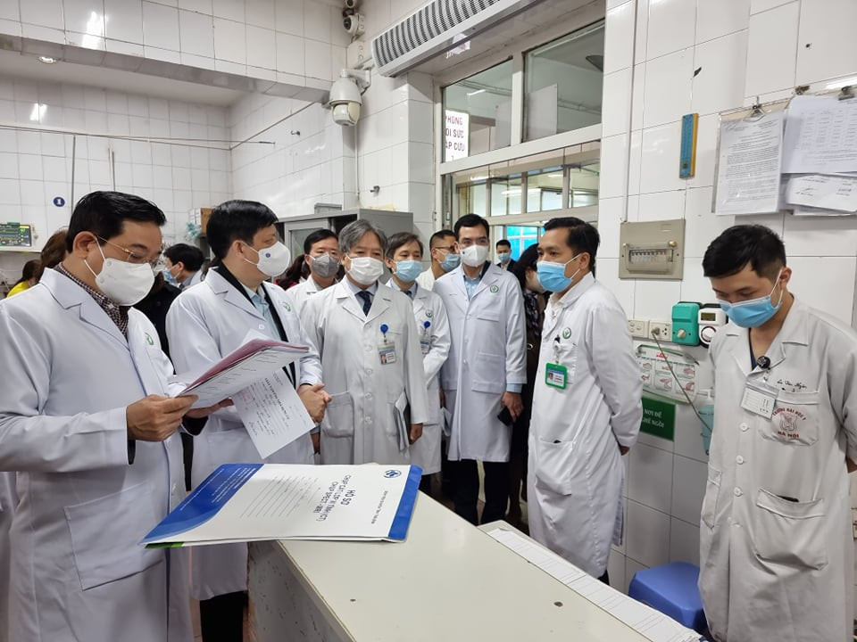 Bộ trưởng Bộ Y tế nắm bắt tình hình các bệnh nhân cấp cứu trong những ngày Tết. (Ảnh: T.G/Vietnam+)