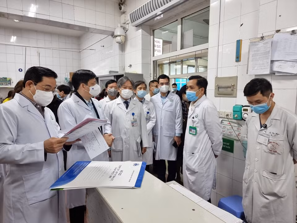 Bộ trưởng Bộ Y tế nắm bắt tình hình các bệnh nhân cấp cứu trong những ngày Tết. (Ảnh: T.G/Vietnam+)
