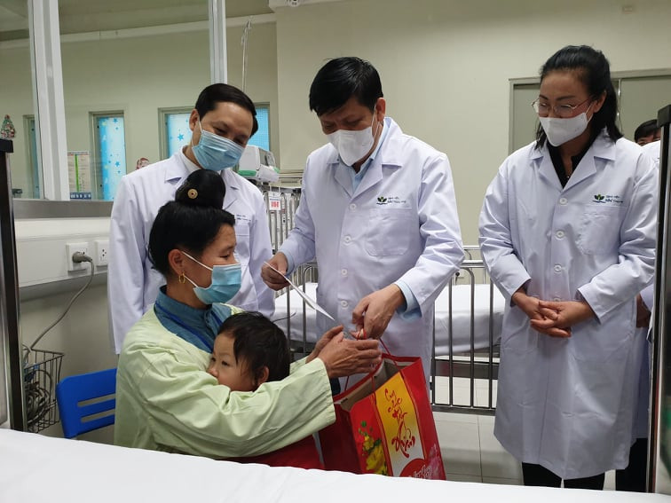 Bộ trưởng Bộ Y tế Nguyễn Thanh Long đã trao quà cho những bệnh nhân tại Bệnh viện Nhi Trung ương. (Ảnh: PV/Vietnam+)
