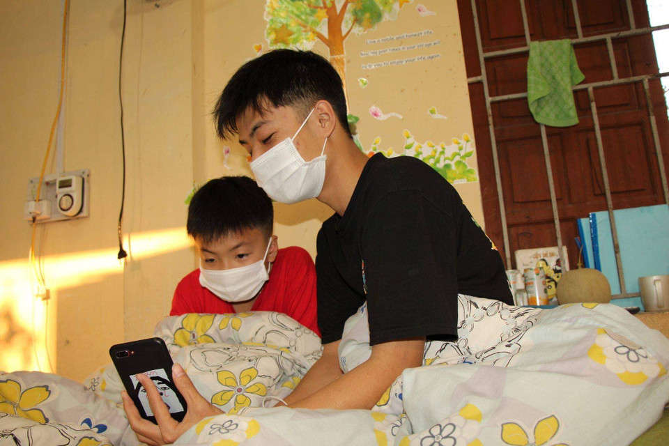 Họ đang đồng hành với nhau trong một nhịp sống mới khi tất cả đều trong một chiến hào chung, chiến hào của niềm tin và hy vọng. (Ảnh: PV/Vietnam+)