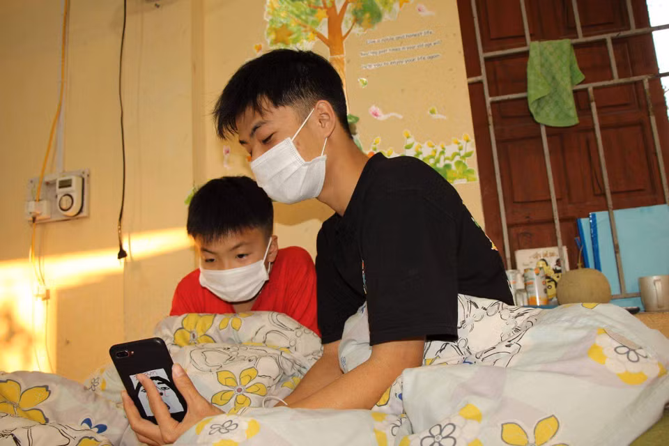 Họ đang đồng hành với nhau trong một nhịp sống mới khi tất cả đều trong một chiến hào chung, chiến hào của niềm tin và hy vọng. (Ảnh: PV/Vietnam+)