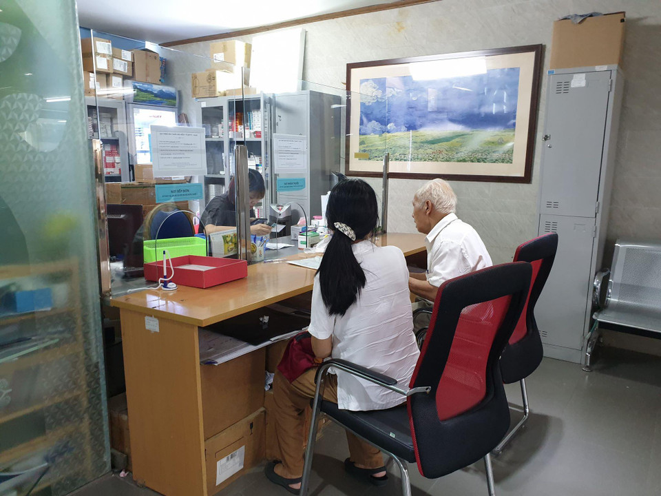 Rất nhiều người cao tuổi đi khám bệnh trong những ngày nắng nóng. (Ảnh: PV/Vietnam+)