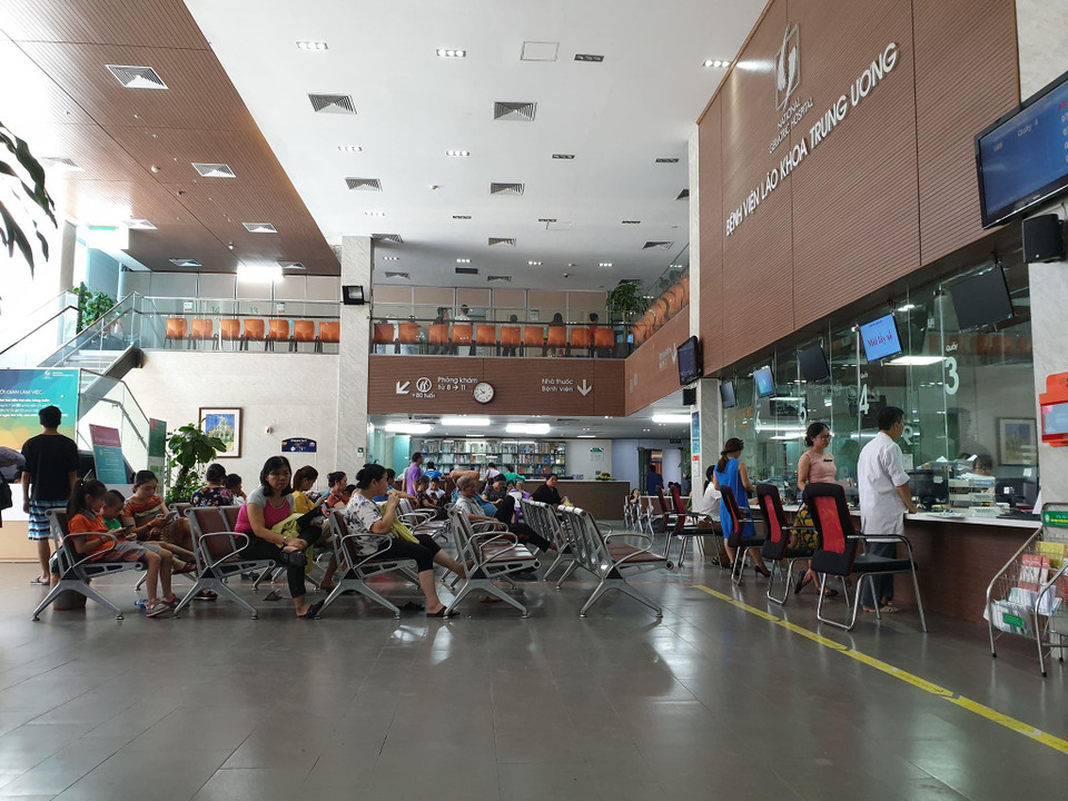 Người dân chờ khám bệnh tại Bệnh viện Lão khoa Trung ương. (Ảnh: PV/Vietnam+)