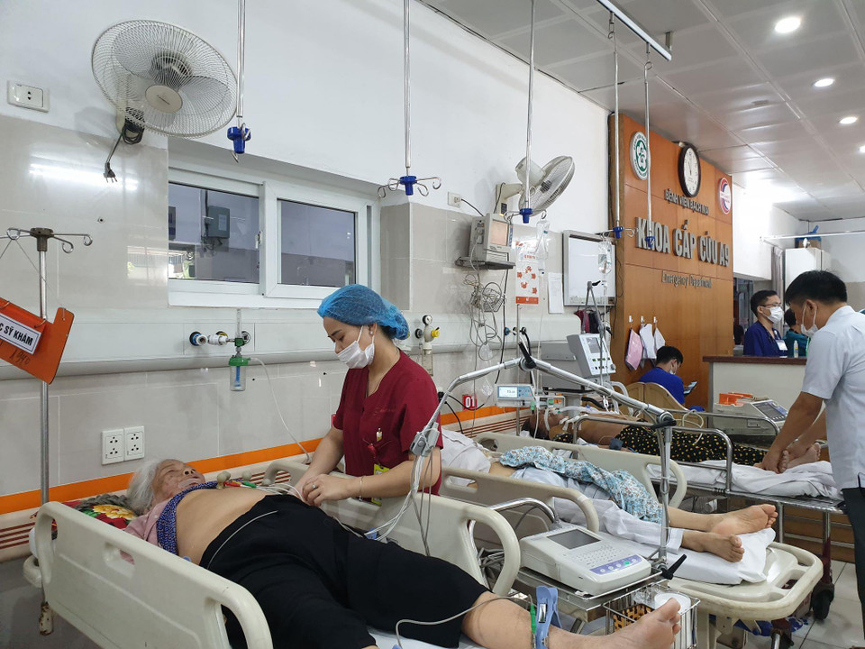 Trung bình mỗi ngày có 120 trường hợp bệnh nhân vào cấp cứu tại Khoa Cấp cứu A9. (Ảnh: PV/Vietnam+)