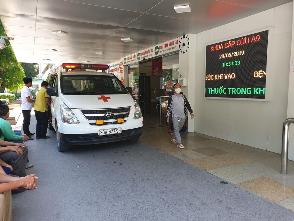 Xe cấp cứu liên tục vận chuyển bệnh nhân tới Bệnh viện Bạch Mai. (Ảnh: PV/Vietnam+)