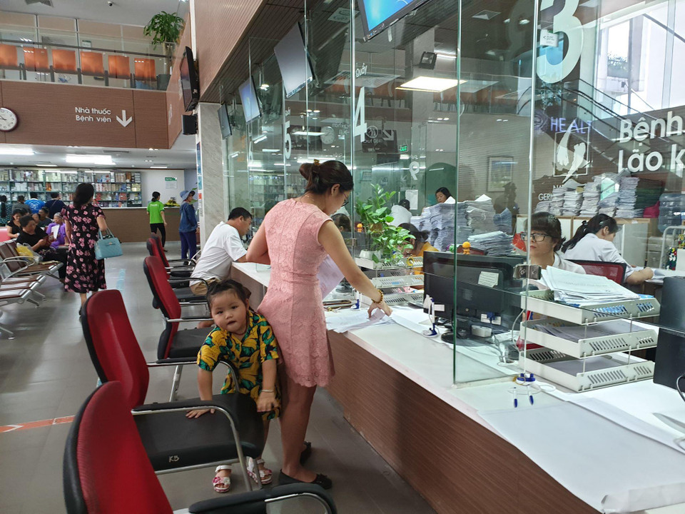 Làm thủ tục khám chữa bệnh tại Bệnh viện Lão khoa Trung ương. (Ảnh: PV/Vietnam+)