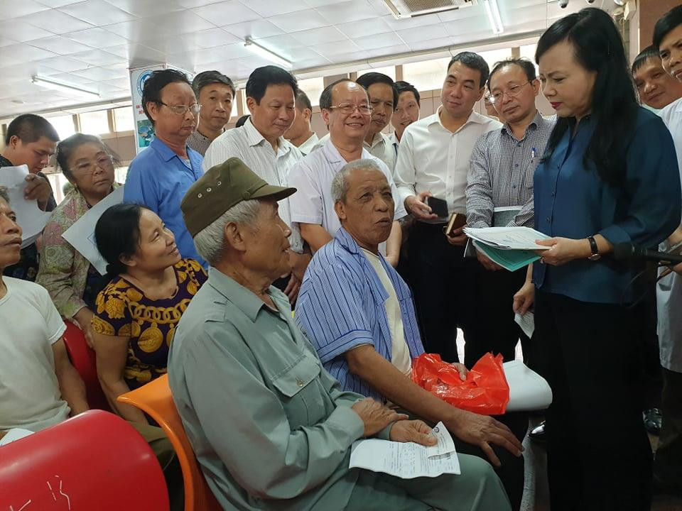 Bộ trưởng Bộ Y tế thăm hỏi mẹ con sản phụ mới sinh. (Ảnh: PV/Vietnam+)