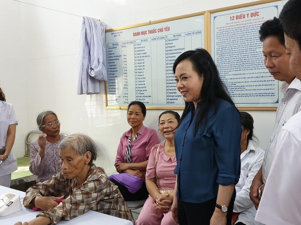 Bộ trưởng Nguyễn Thị Kim Tiến kiểm tra công tác y tế tại Trạm Y tế xã Yên Sơn, Thành phố Tam Điệp, Ninh Bình.(Ảnh: PV/Vietnam+)