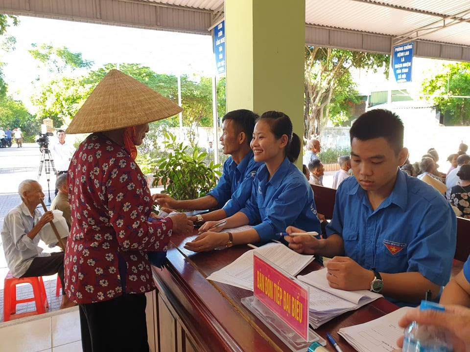 Đoàn thanh niên Bộ Y tế hướng dẫn làm thủ tục khám bệnh. (Ảnh: T.G/Vietnam+)