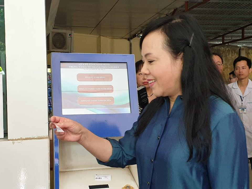 Bộ trưởng Bộ Y tế lấy số khám bệnh điện tử tại Trung tâm Y tế Thành phố Tam Điệp. (Ảnh: PV/Vietnam+)