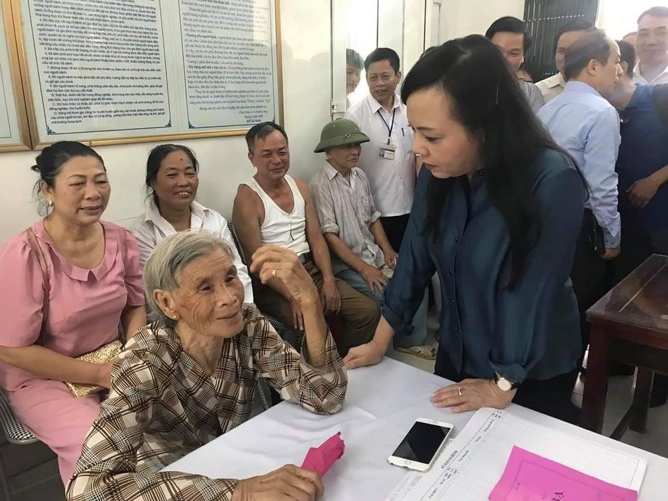 Bộ trưởng Bộ Y tế thăm hỏi người cao tuổi đến khám sức khoẻ tại trạm y tế. (Ảnh: PV/Vietnam+)
