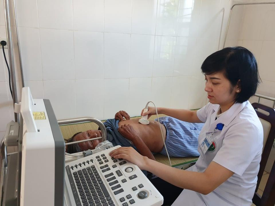 Bác sỹ siêu âm ổ bụng cho người tới khám. (Ảnh: T.G/Vietnam+)