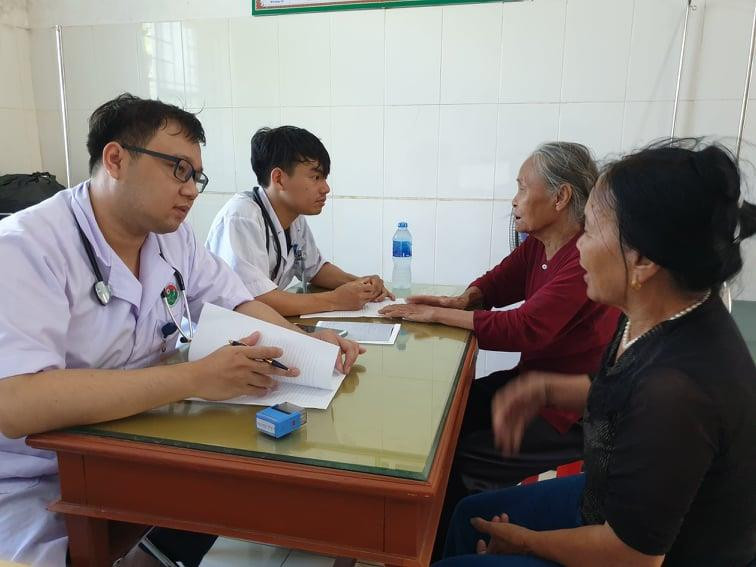  Bác sỹ tư vấn sức khỏe cho người dân. (Ảnh: T.G/Vietnam+)