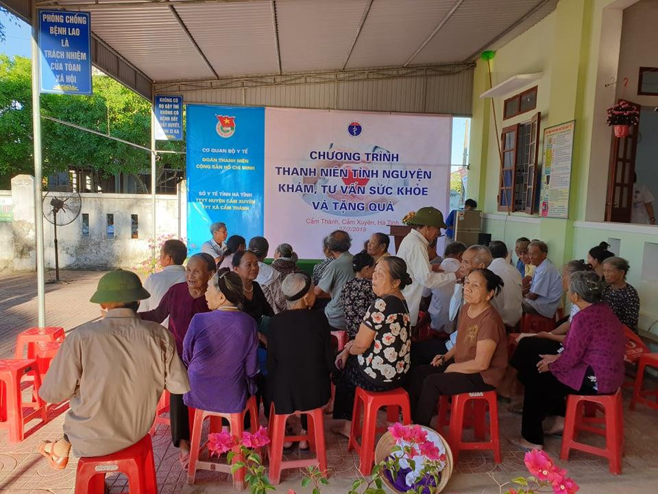 Người dân tới khám bệnh từ sớm. (Ảnh: T.G/Vietnam+)