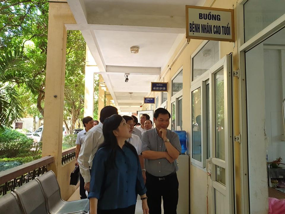 Bộ trưởng Bộ Y tế kiểm tra buồng bệnh nhân. (Ảnh: PV/Vietnam+)