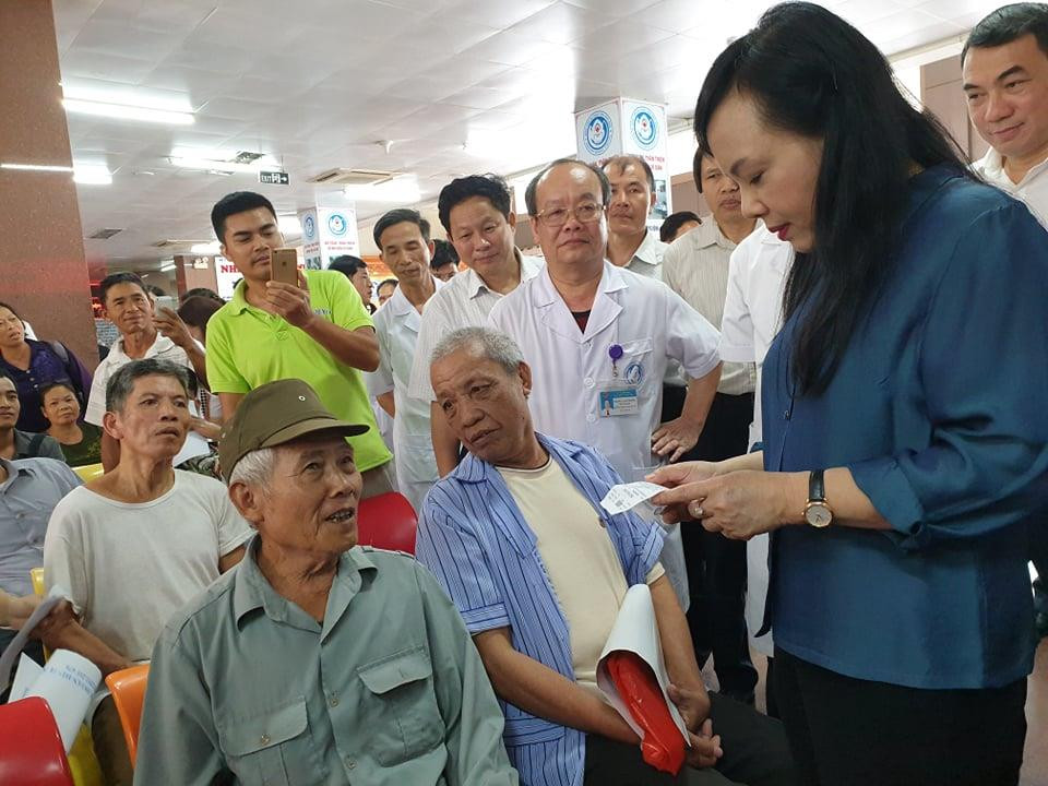 Bộ trưởng hỏi, khảo sát ý kiến người bệnh tại buổi kiểm tra tại Bệnh viện đa khoa tỉnh Ninh Bình. (Ảnh: PV/Vietnam+)