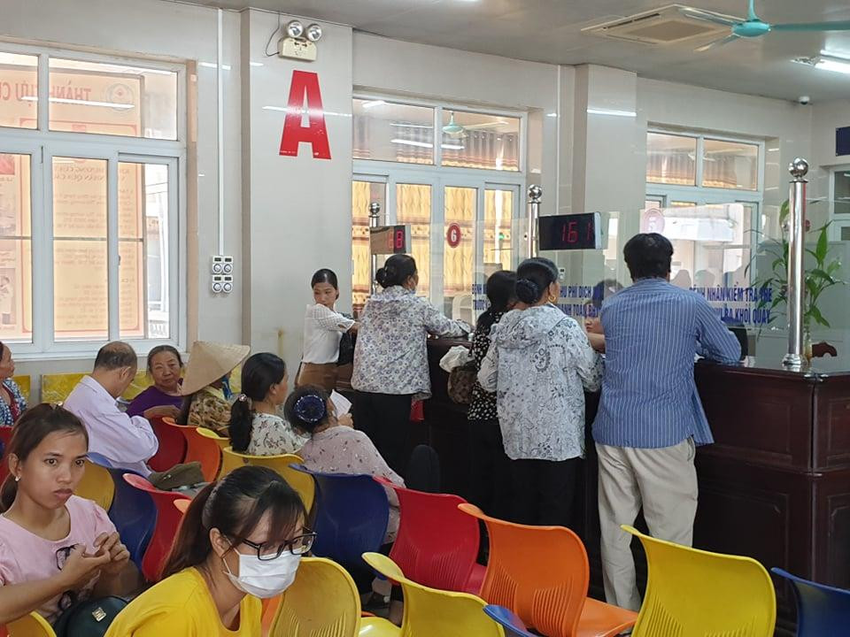 Người dân làm thủ tục khám chữa bệnh. (Ảnh: PV/Vietnam+)