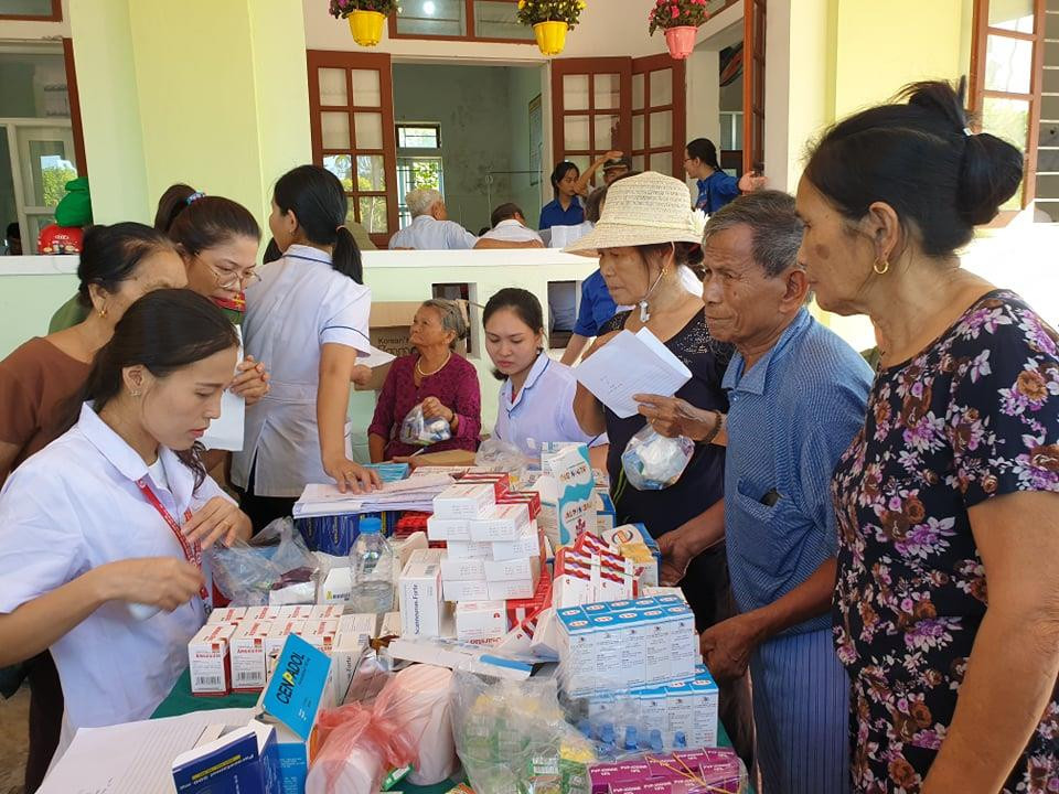 Cấp phát thuốc cho người dân trong buổi khám bệnh. (Ảnh: T.G/Vietnam+)