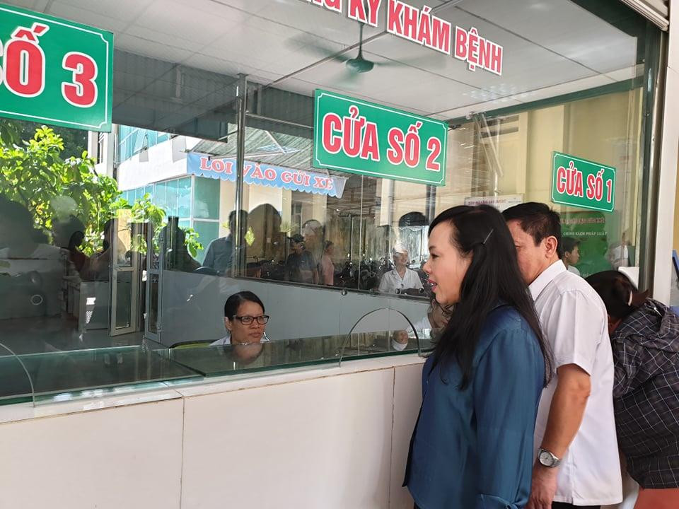 Kiểm tra công tác khám chữa bệnh tại Bệnh viện đa khoa tỉnh Ninh Bình. (Ảnh: PV/Vietnam+)