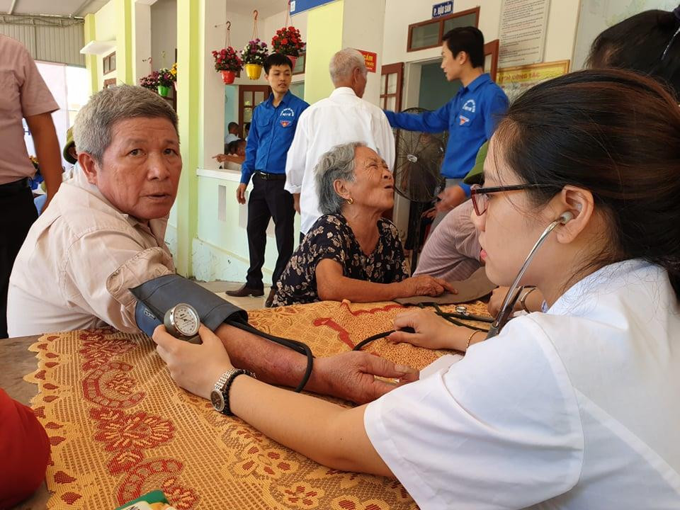 Đo huyết áp cho người dân tới khám. (Ảnh: T.G/Vietnam+)