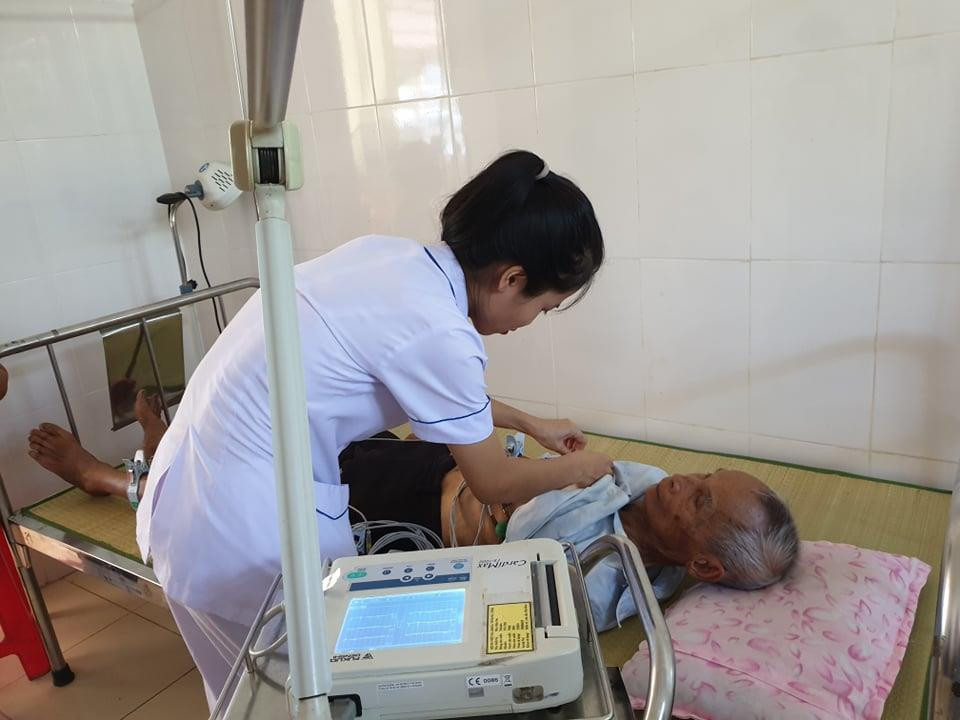 Bác sỹ điện tim cho người dân. (Ảnh: T.G/Vietnam+)