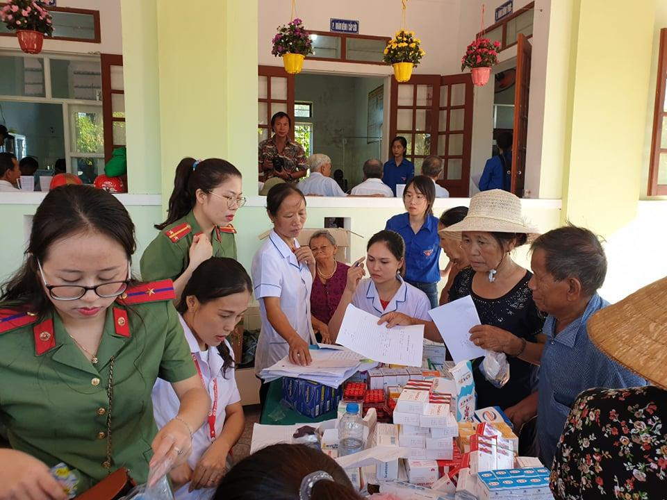 Phát thuốc cho người dân sau khám. (Ảnh: T.G/Vietnam+)