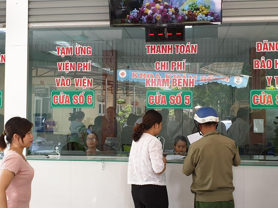 Người dân làm thủ tục khám bệnh tại Trung tâm Y tế thành phố Tam Điệp. (Ảnh: PV/Vietnam+)