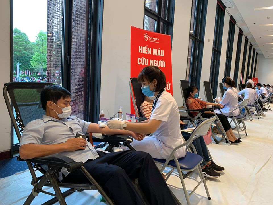 Người dân tham gia hiến máu trong Chương trình hiến máu “Giọt hồng tri ân.” (Ảnh: T.G/Vietnam+)