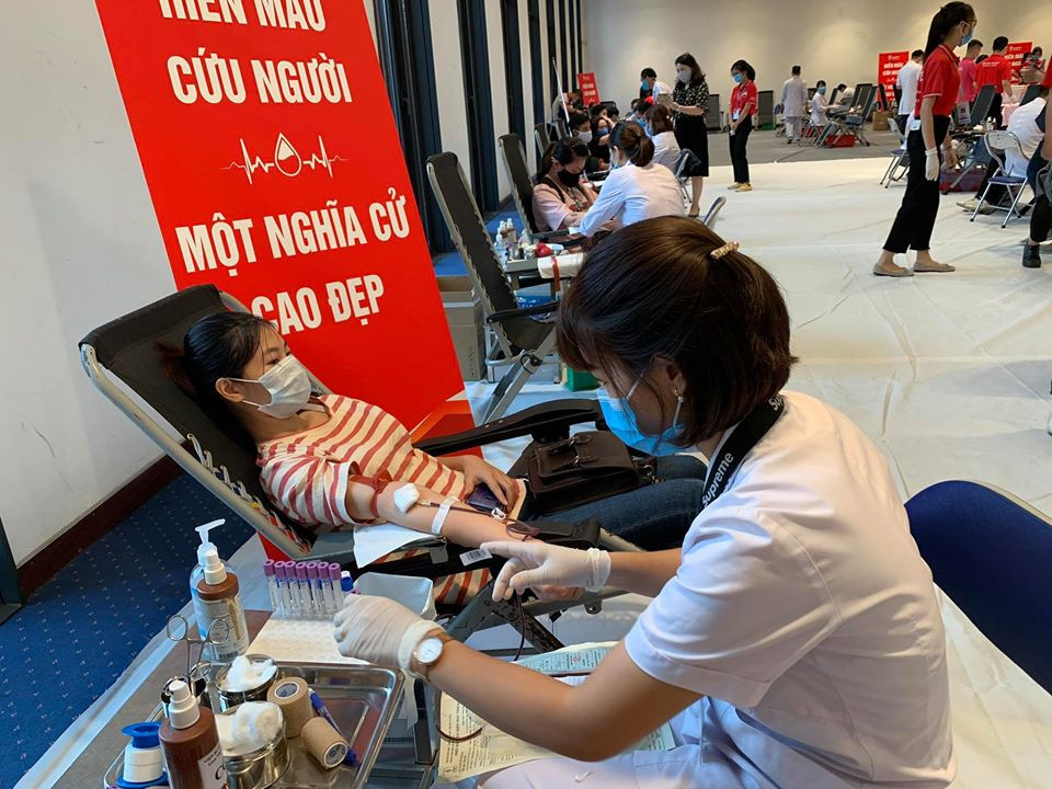 Mặc dù trời mưa nhưng vẫn có cả nghìn người tới hiến máu. (Ảnh: T.G/Vietnam+)