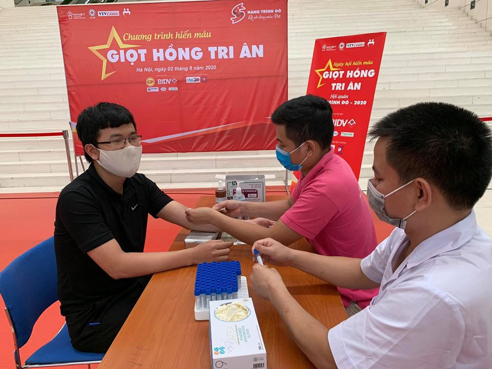 Xét nghiệm máu cho người hiến máu. (Ảnh: T.G/Vietnam+)