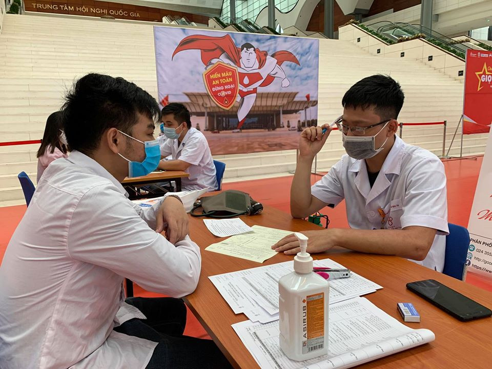 Các bạn trẻ làm thủ tục hiến máu. (Ảnh: T.G/Vietnam+)