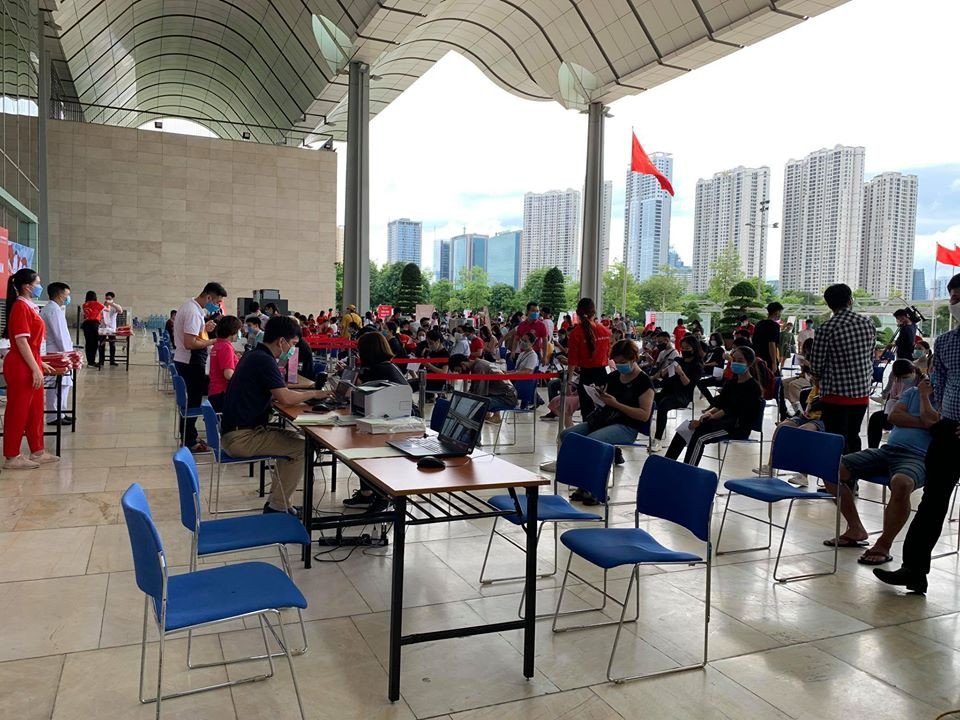 Làm thủ tục hiến máu tại khu vực chờ. (Ảnh: T.G/Vietnam+)