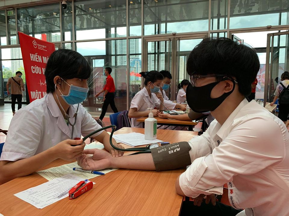 Đo huyết áp trước khi hiến máu. (Ảnh: T.G/Vietnam+)