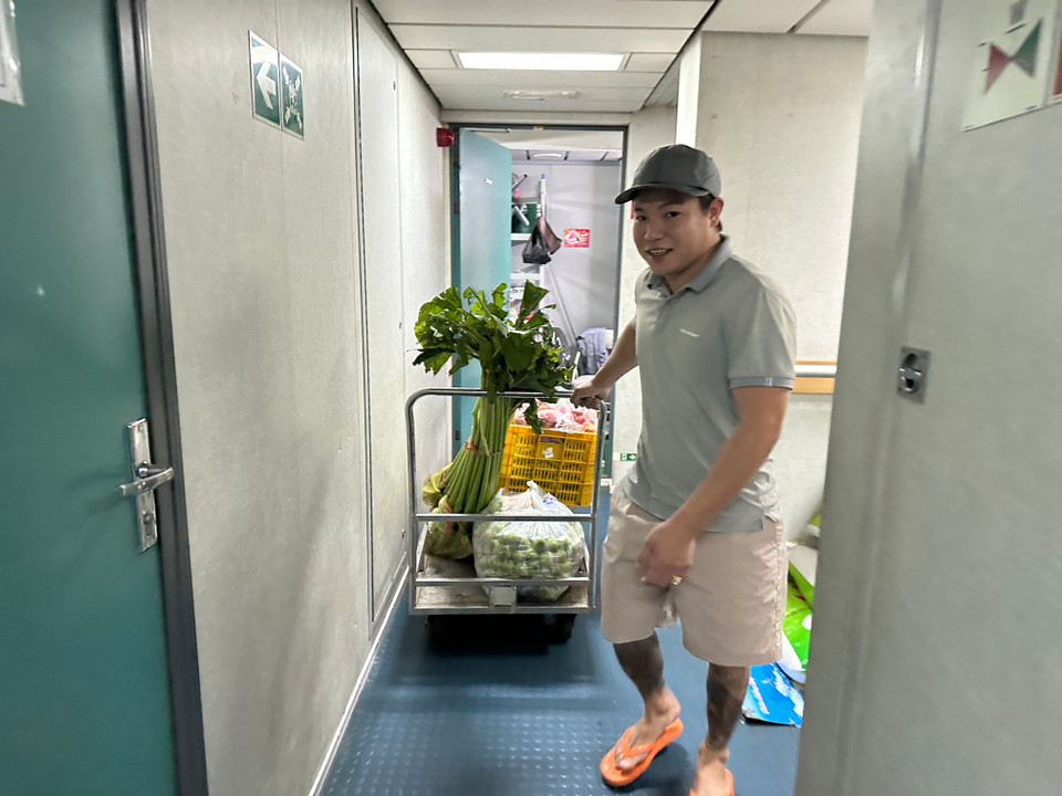 Cán bộ của Tàu KN290 lấy rau củ quả và thực phẩm từ kho lạnh ra để chế biến. (Ảnh: T.G)