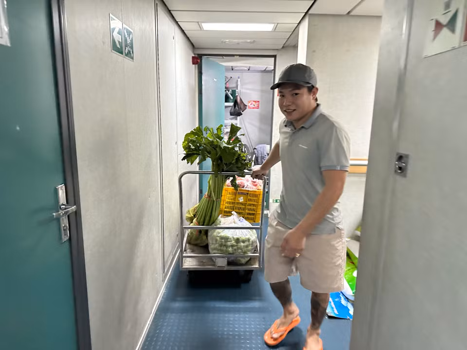Cán bộ của Tàu KN290 lấy rau củ quả và thực phẩm từ kho lạnh ra để chế biến. (Ảnh: T.G)