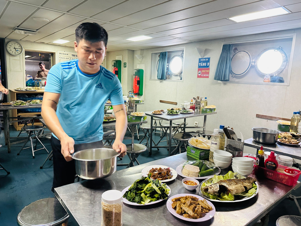 Những bữa ăn đảm bảo sức khoẻ và dinh dưỡng cho các thành viên của các đoàn công tác ra Trường Sa. (Ảnh: T.G)