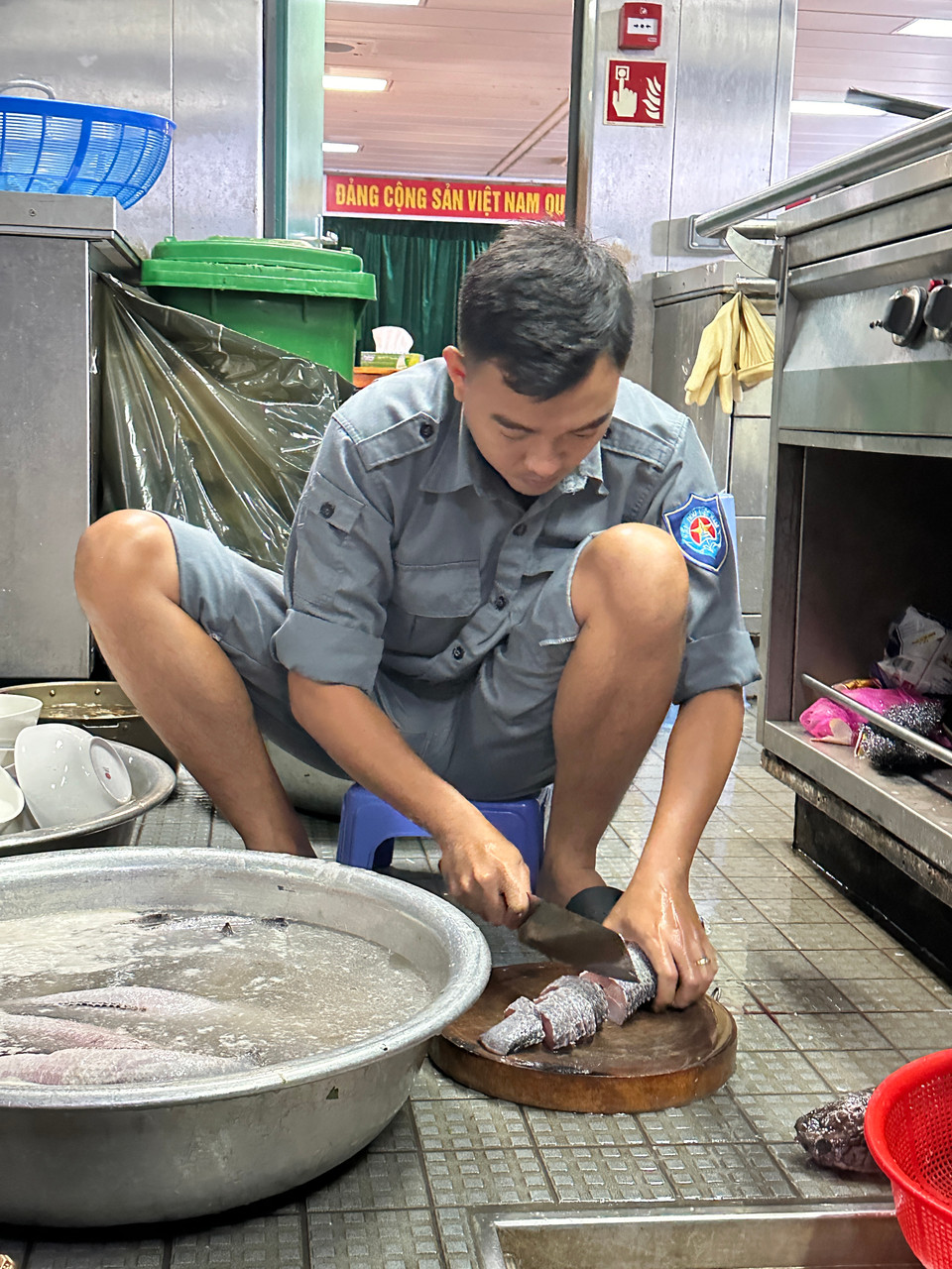 Đội nấu bếp có 6 người, hàng ngày dậy lúc 3 giờ 30 phút sáng để nấu và chuẩn bị đồ ăn. (Ảnh: T.G)