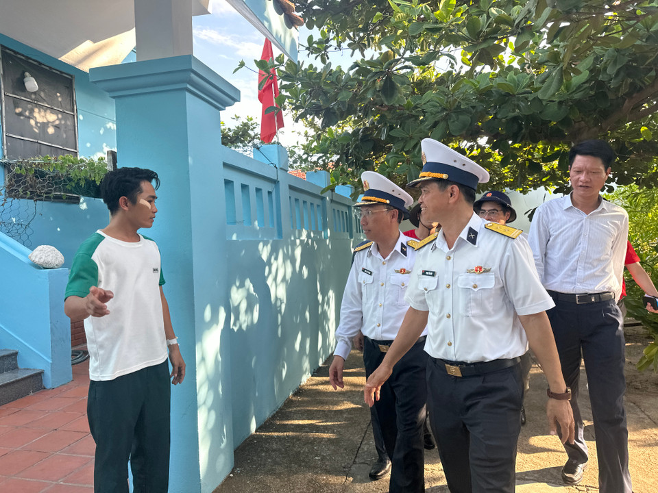 Lãnh đạo Đoàn Công tác số 21 tới thăm, trò chuyện, động viên các hộ dân trên đảo. (Ảnh: Thùy Giang/Vietnam+)