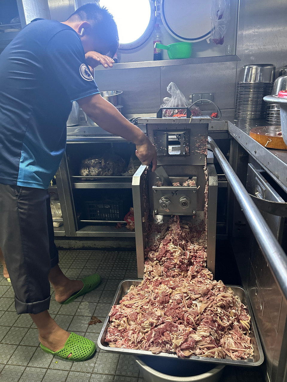 Máy thái thịt giúp đội nhà bếp đỡ bận rộn hơn. (Ảnh: T.G)