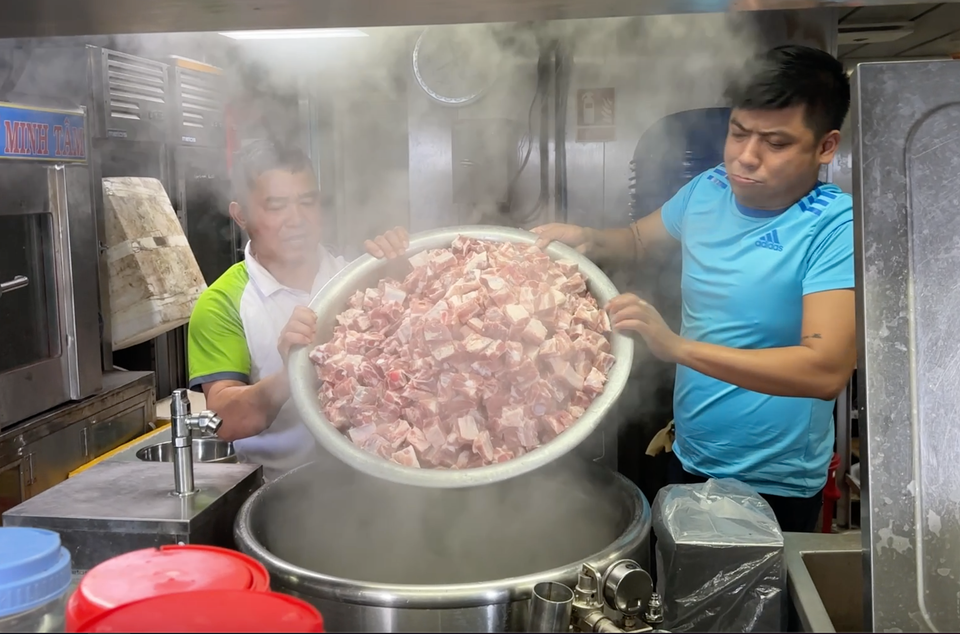 Những chiếc nồi nấu khổng lồ phục vụ hơn 200 thành viên của đoàn công tác. (Ảnh: T.G)