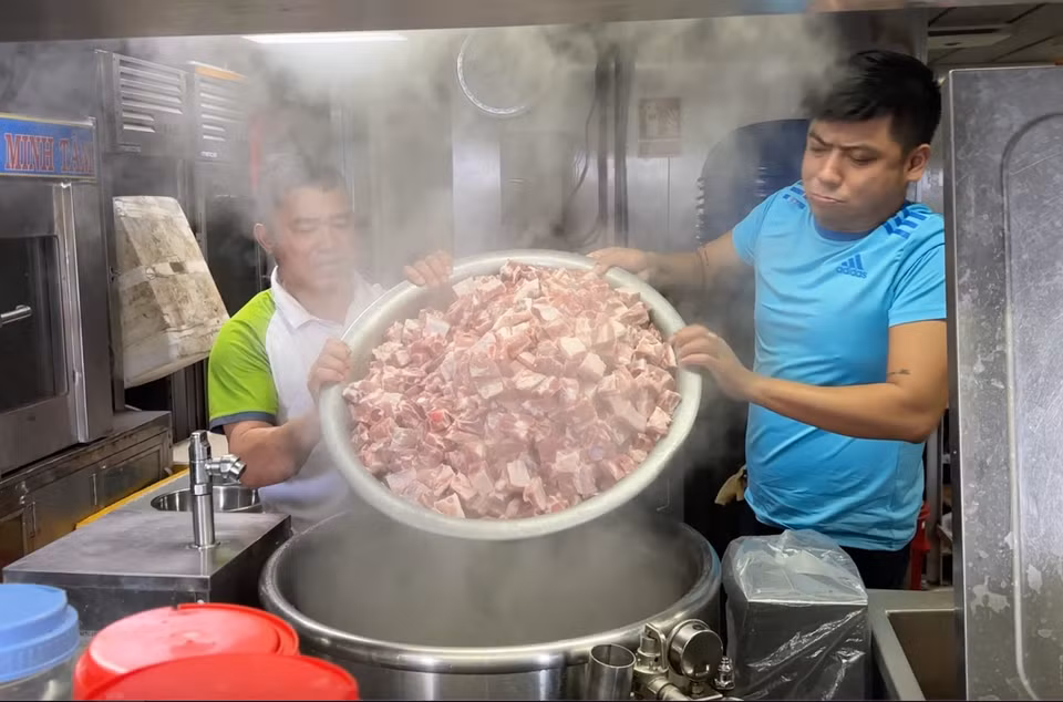 Những chiếc nồi nấu khổng lồ phục vụ hơn 200 thành viên của đoàn công tác. (Ảnh: T.G)