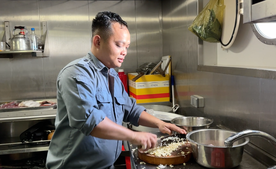 Những “anh nuôi” chu đáo và đầy trách nhiệm. (Ảnh: T.G)