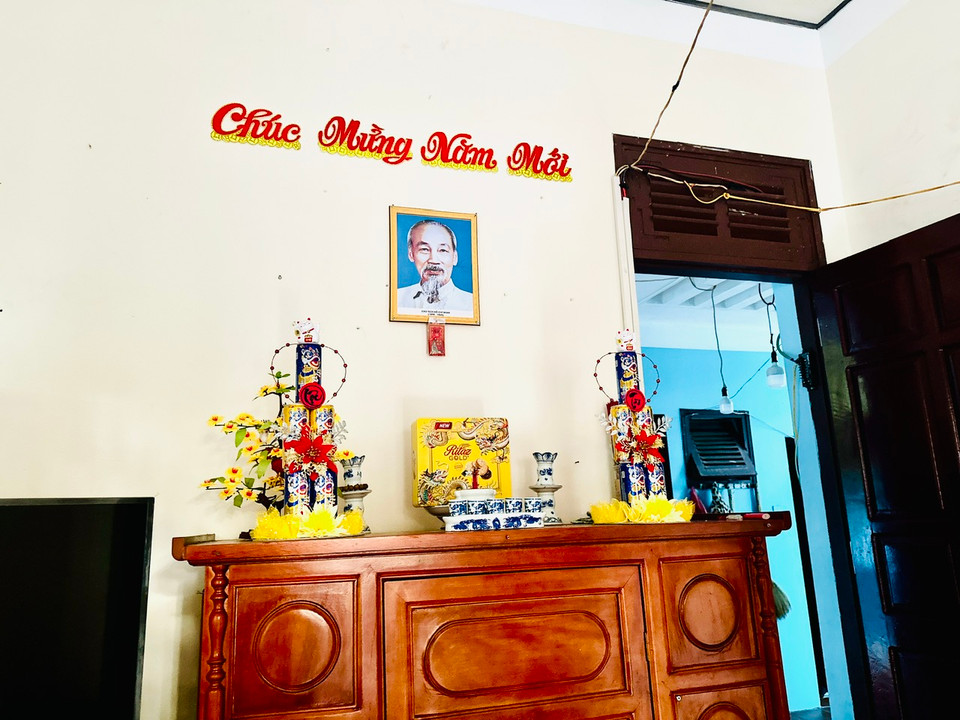 Các căn nhà đều có ảnh thờ Bác Hồ. (Ảnh: Thùy Giang/Vietnam+)