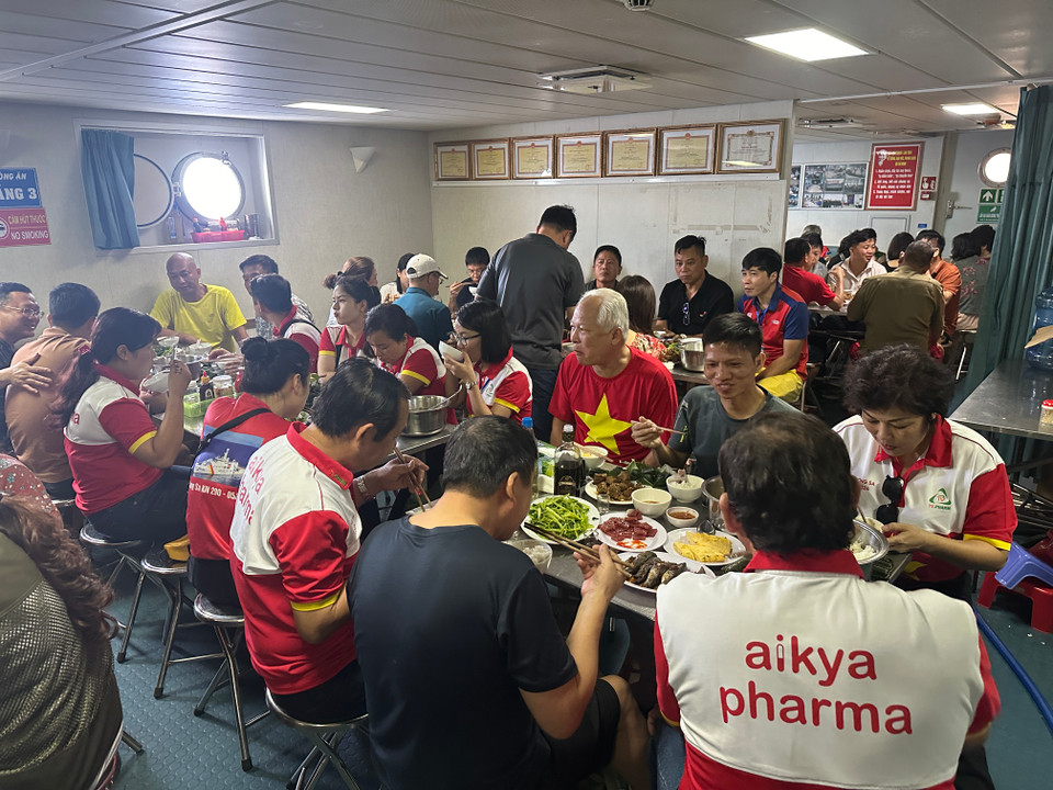 7 ngày trên biển, Đoàn công tác số 21 năm 2024 trên tàu Kiểm ngư 290 được phục vụ những bữa ăn đầy đủ chất dinh dưỡng. (Ảnh: T.G)