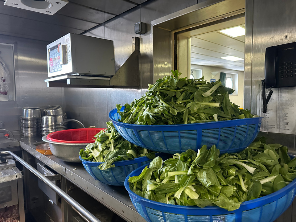 Những rổ rau được rửa sạch và xếp gọn gàng. (Ảnh: M.A)